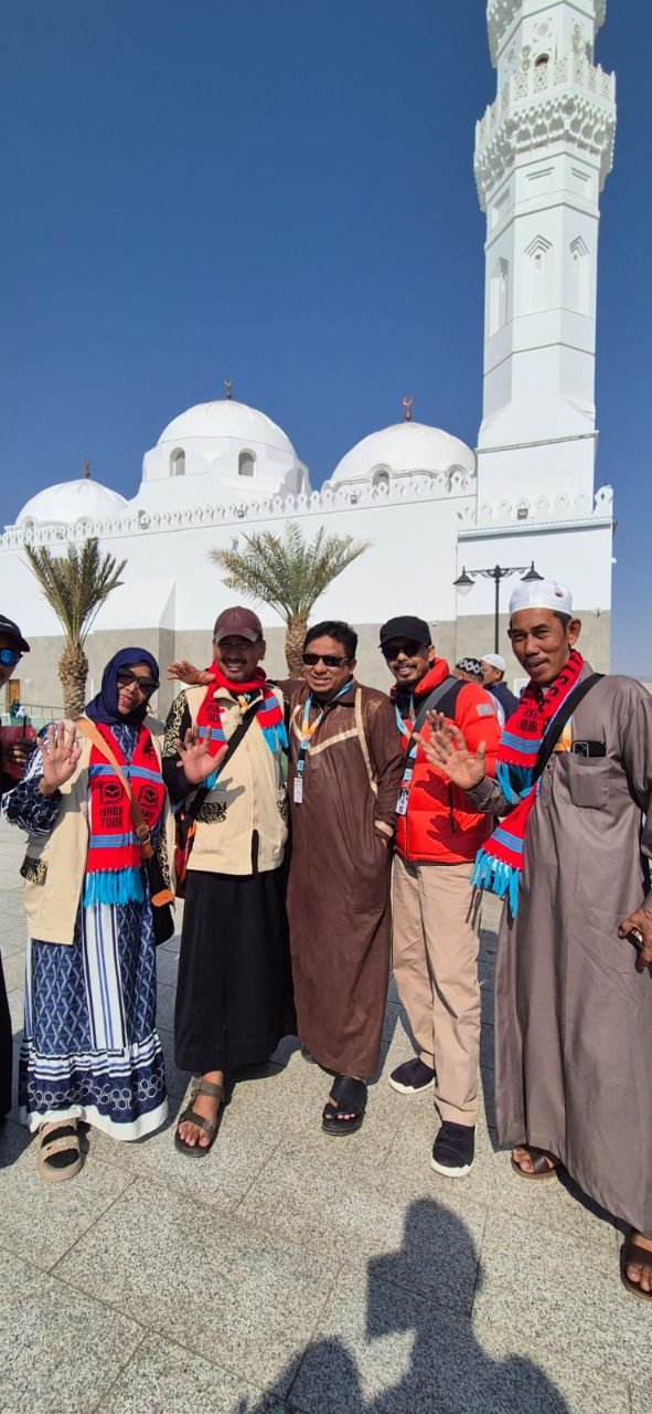 Bersama Dirut Naba Tour Bapak H. Ismail Haruna di pelataran Mesjid Quba Madinah